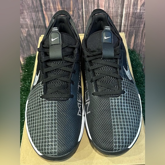 Nike Black and Gray Metcon 8 Flyease Shoes - Picture 4 of 7